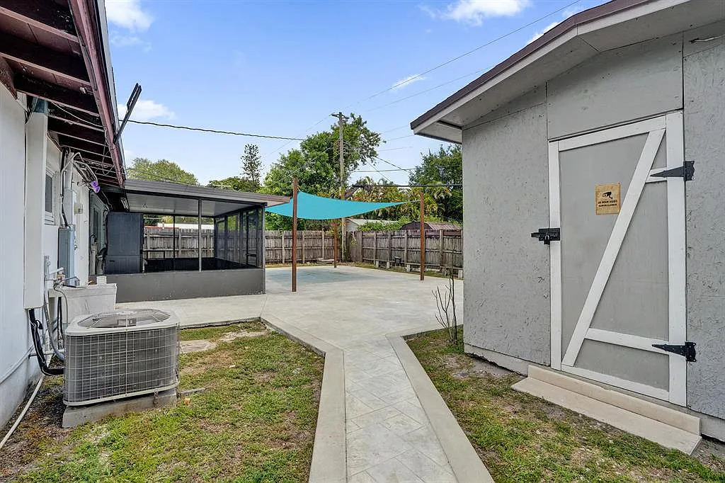 Building Photo - 4670 SW 25th Ave