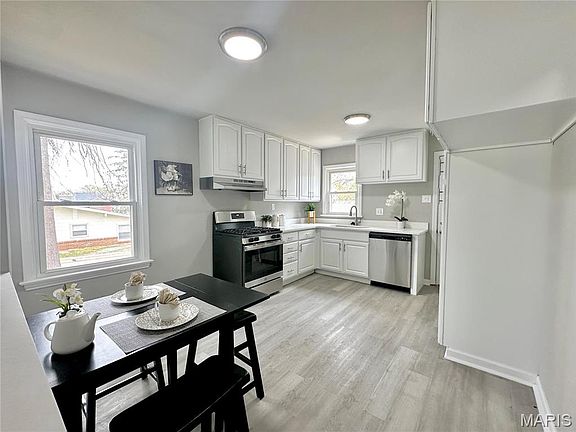 2nd image of 920 Des Peres Dr