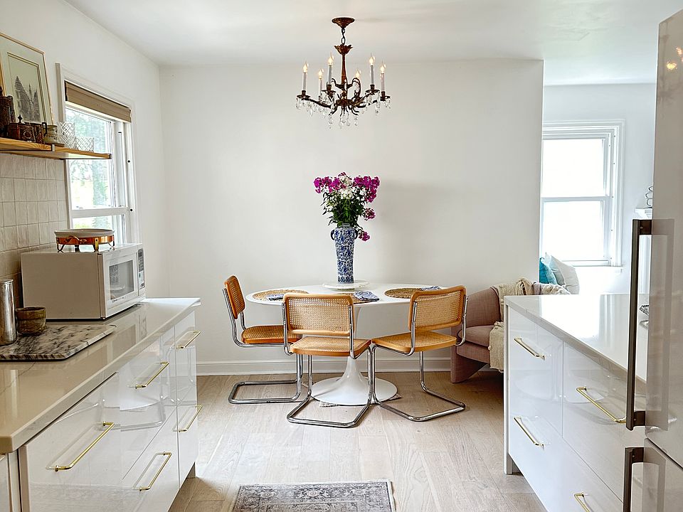 Main level dining nook.