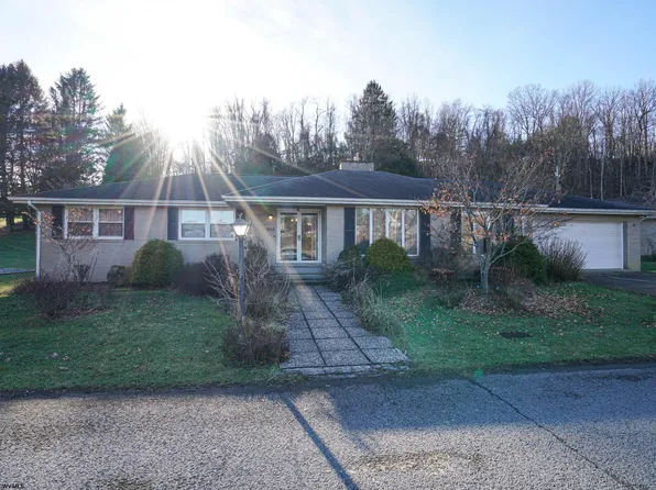 202 Oak Dr, Clarksburg, WV 26301