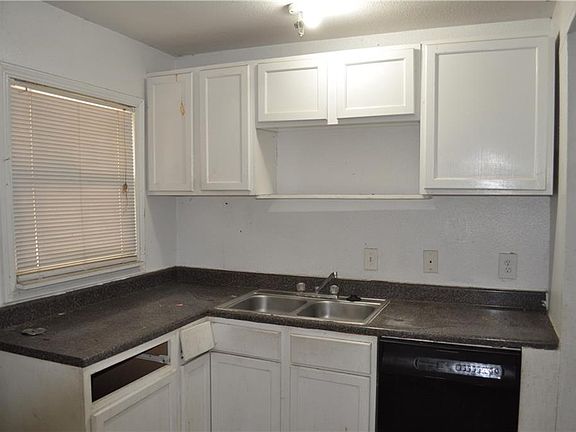 3rd image of 2457 S Llewellyn Ave