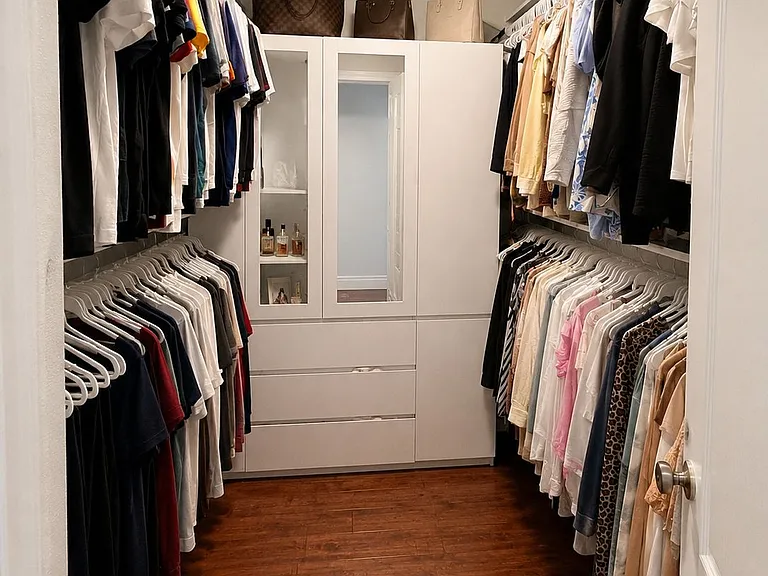 Master Room Walking Closet