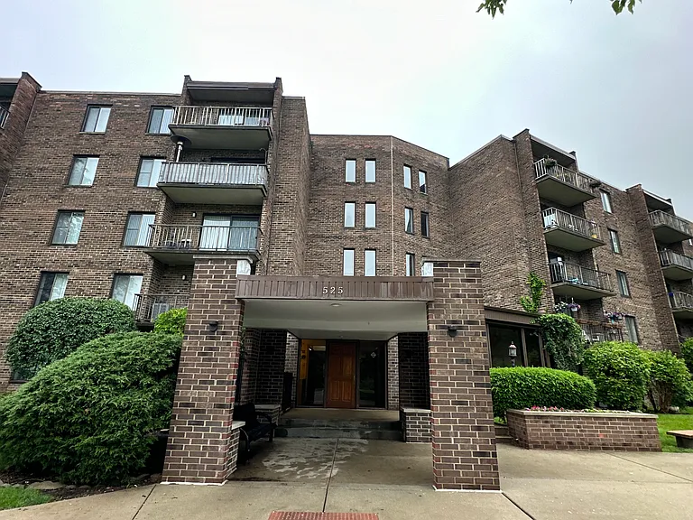 527 N Quentin Rd #409 — Photo 16