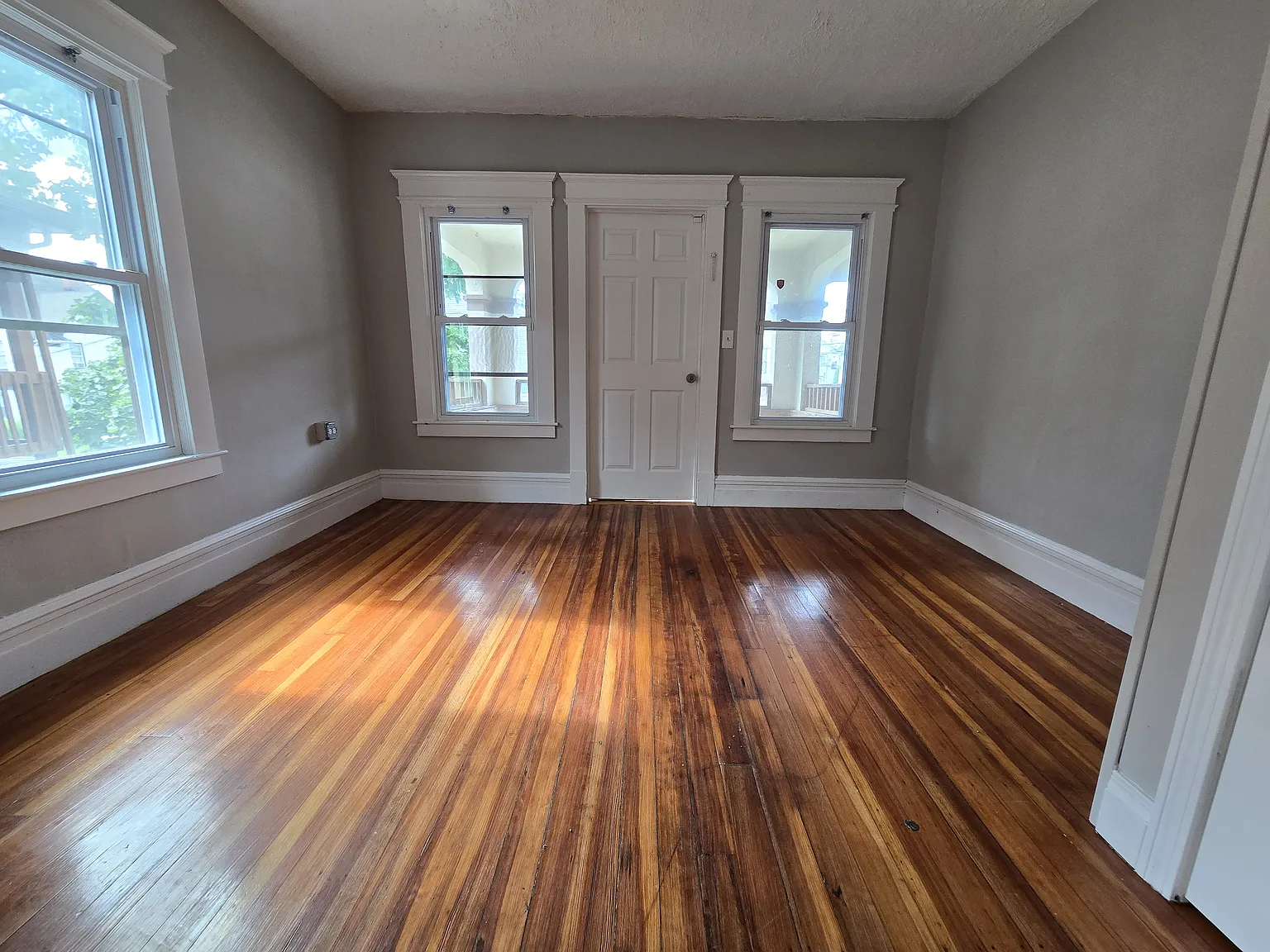 3 bed, 1100 sqft, $1,600 — Photo 3