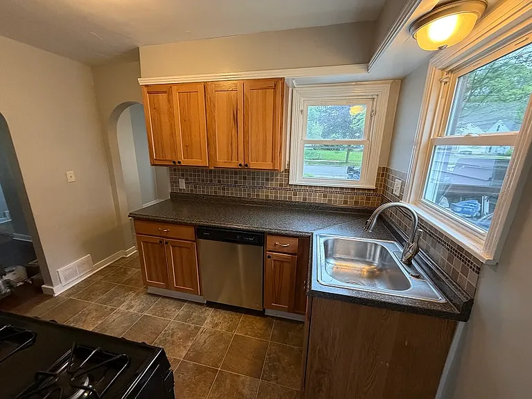 1160 Edna St SE — Photo 4