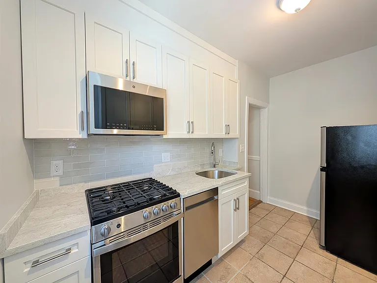 72 Raymond Ave #1R — Photo 2