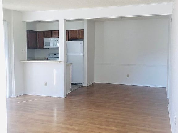 5th image of 2911 Antique Oaks Cir APT 15