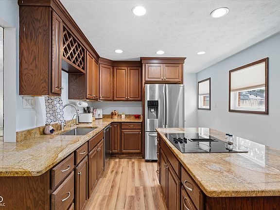 4th image of 5657 Maplewood Dr