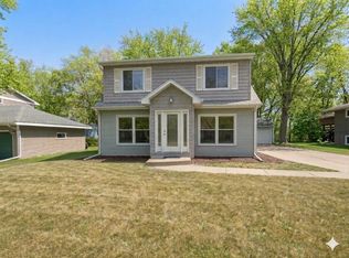1423 County Road East W #W, Saint Paul, MN 55112