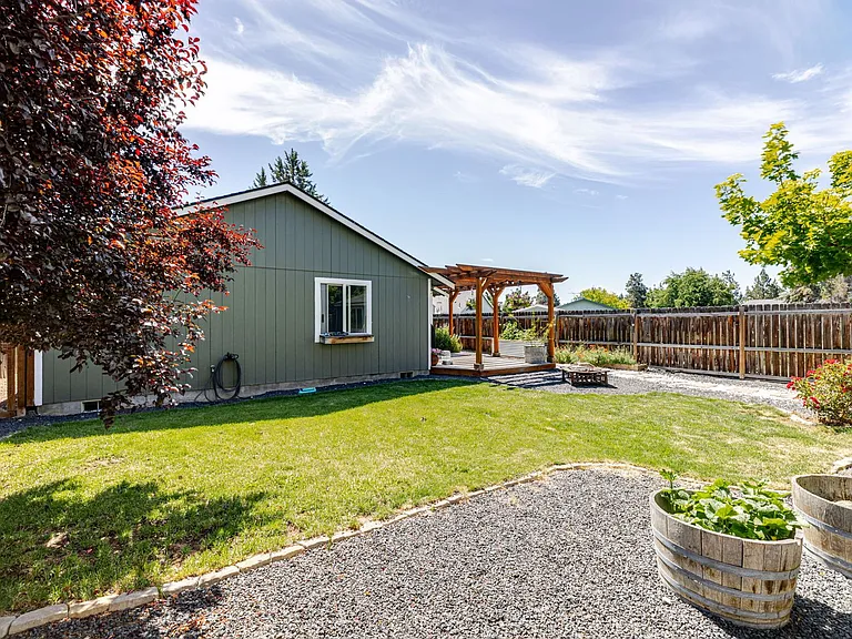 295 SW 25th St — Photo 36