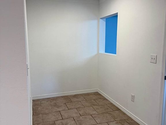 4th image of 18786 Hillside Cir S