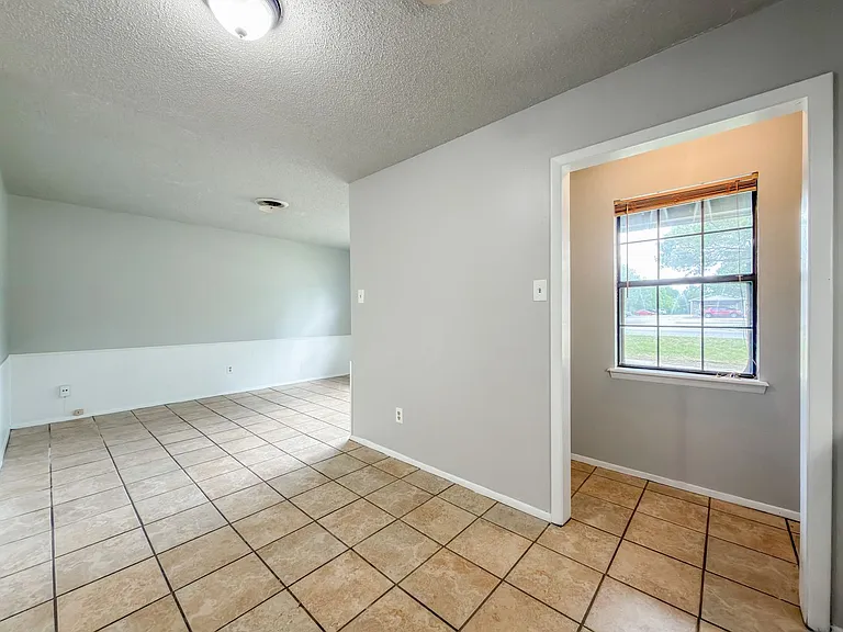 2802 Grinnell Ave — Photo 5