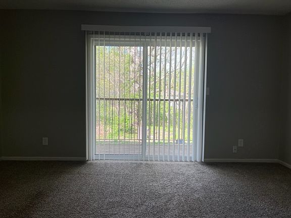 3rd image of 431-433-435 N Bluegrass Dr #433-8