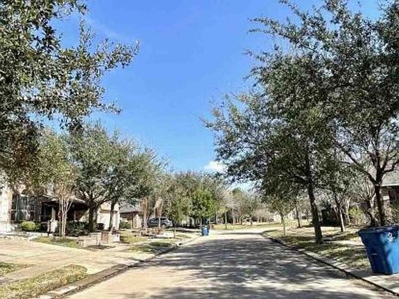 Exterior Neighborhood (street photo)