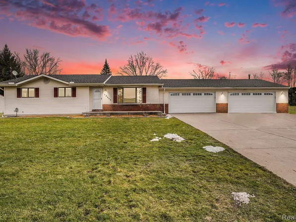 12445 Jennings Rd, Linden, MI 48451