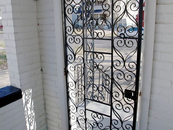 4th image of 1721 W Barker Ave