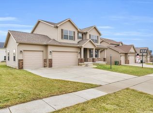 1623 Hunters Ridge Ct, Mahomet, IL 61853