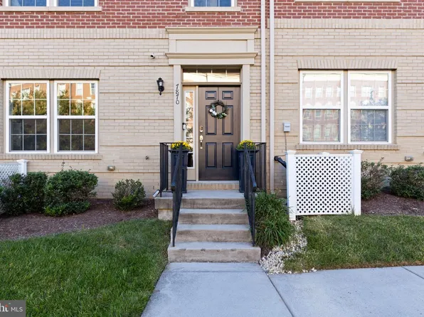 7870 Crescent Park Dr, Gainesville, VA 20155
