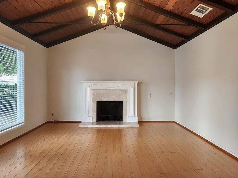 Check out this cozy 2-bedroom, 1-bathroom apartment located in the heart of Mountain View! — Photo 10