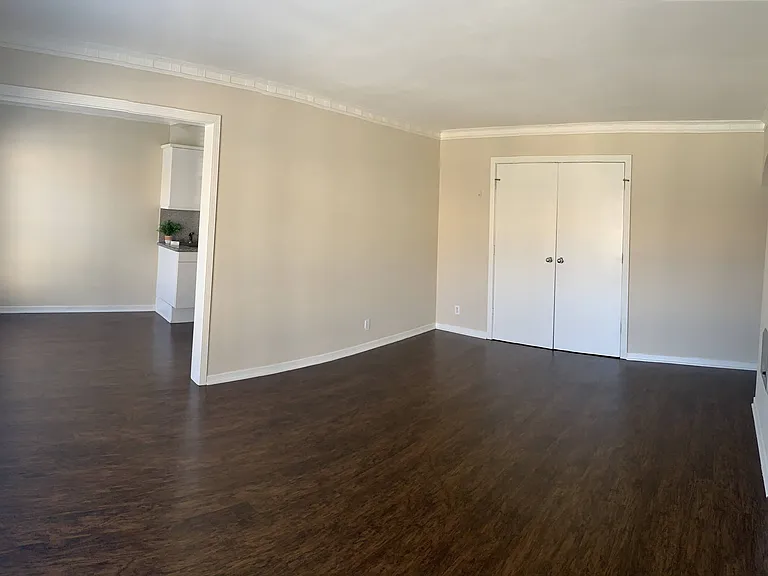Lindbrook Manor Apartments — Photo 79