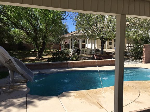 Pool w/fountains and slide