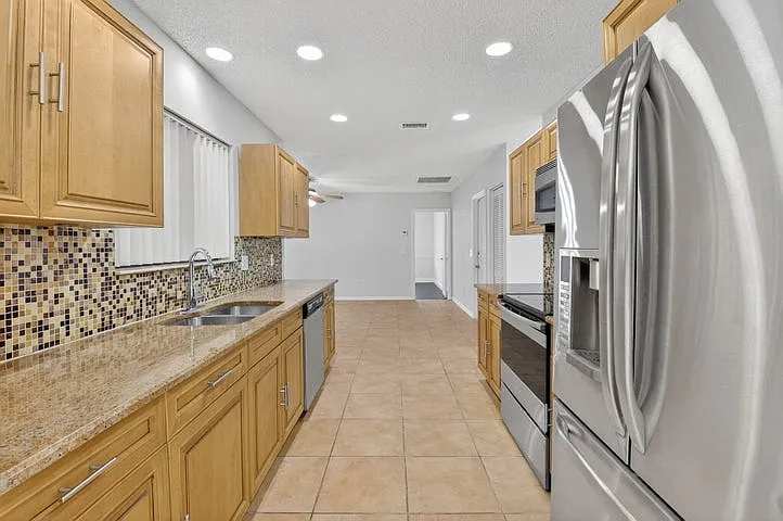 4 bed, 1801 sqft, $4,995 — Photo 3