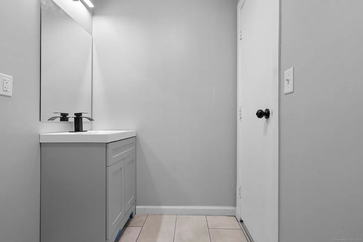 1 bed, 1.0 bath, 6596 sqft, $1,450 — Photo 2