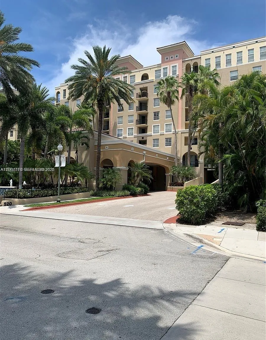 Las Olas By The River Con — Photo 1