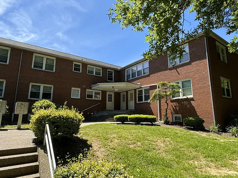 200 Bradley Ave — Photo 16