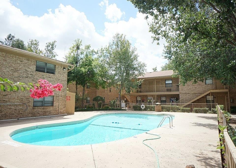 1st image of 3035 N Rockwell Ave