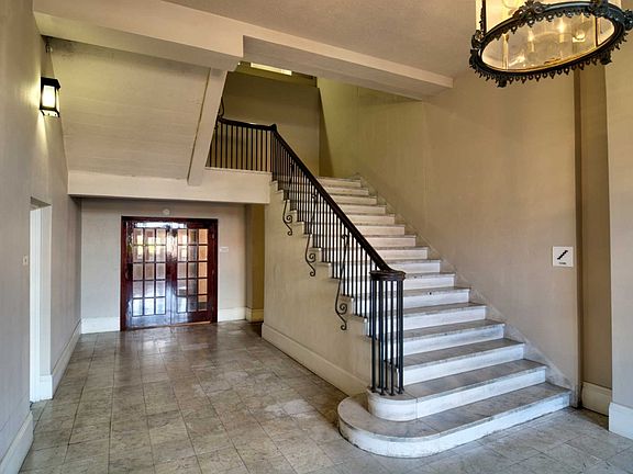 2nd image of 621 21st St Unit 201
