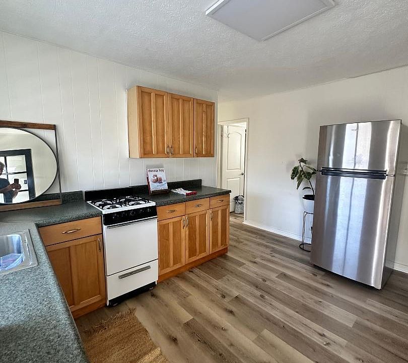 kitchen: new paint and floors