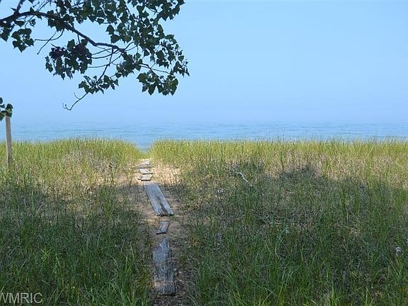 4th image of 114 Lakeshore Dr N