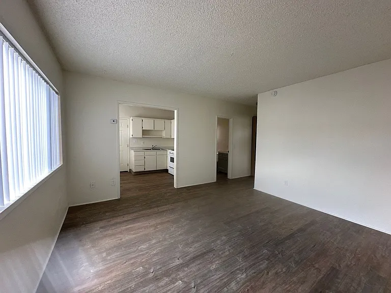 2160 Arthur St — Photo 2