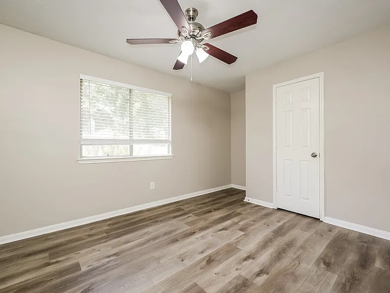 18450 Hollow Oaks Cir — Photo 14