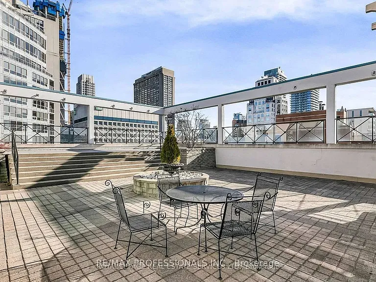 102 Bloor St W #305 — Photo 14