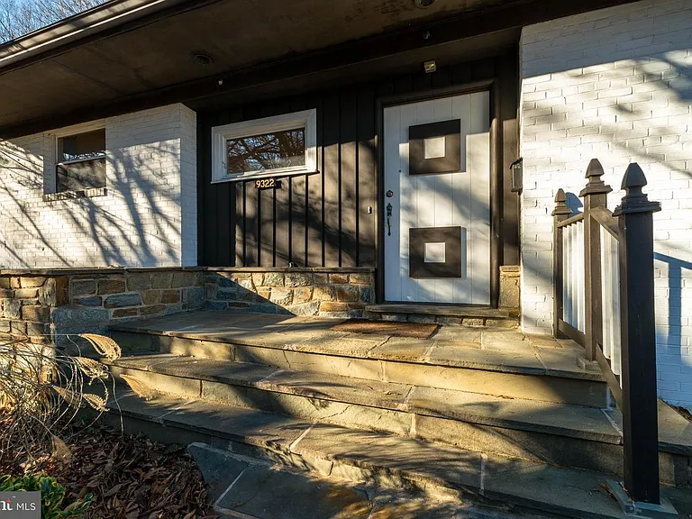 9322 W Parkhill Dr — Photo 2