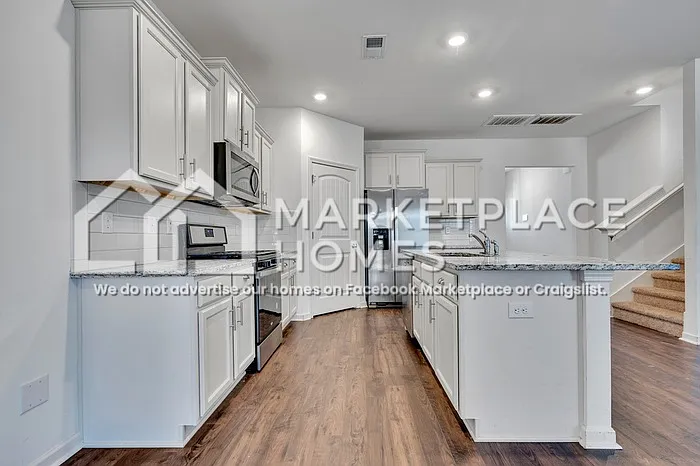 1027 Park View Dr — Photo 8
