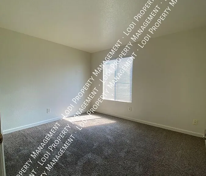 511 Almond Dr #10 — Photo 11