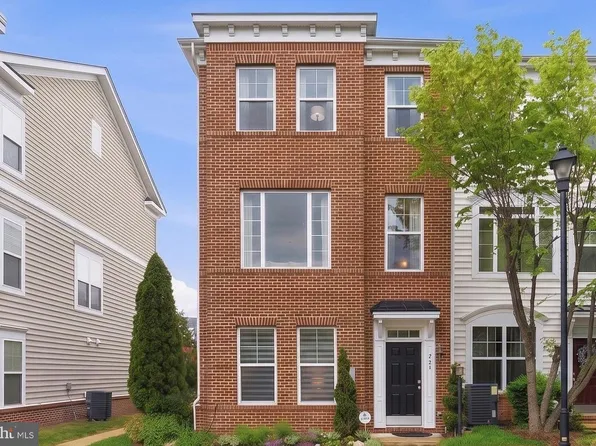 627 Ava Cir NE, Washington, DC 20017