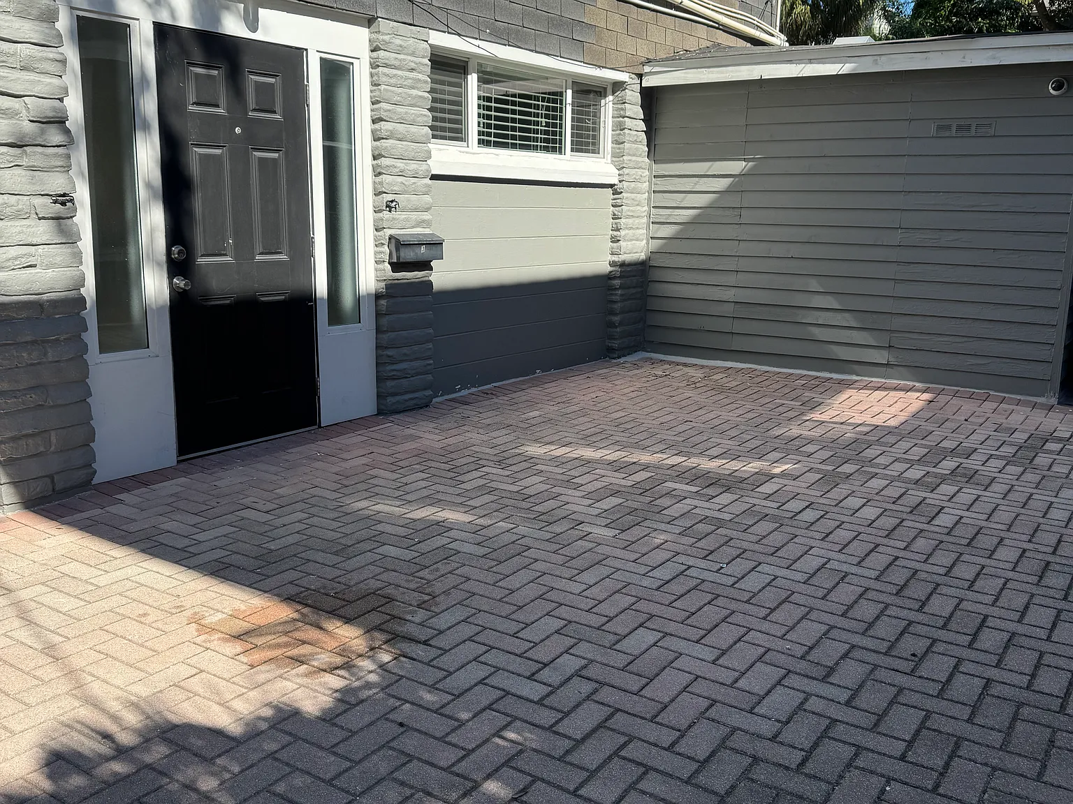 2517 W Palm Dr — Photo 2