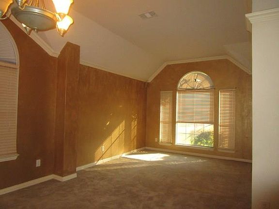 3rd image of 647 Teresa Ln