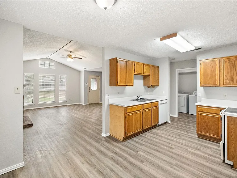 1217 Hidden Creek Dr — Photo 12