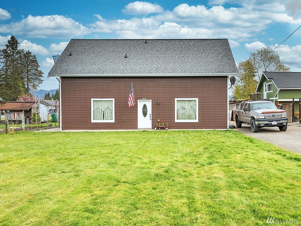 1 bedroom home with large shop on main level in the heart of old town Enumclaw.