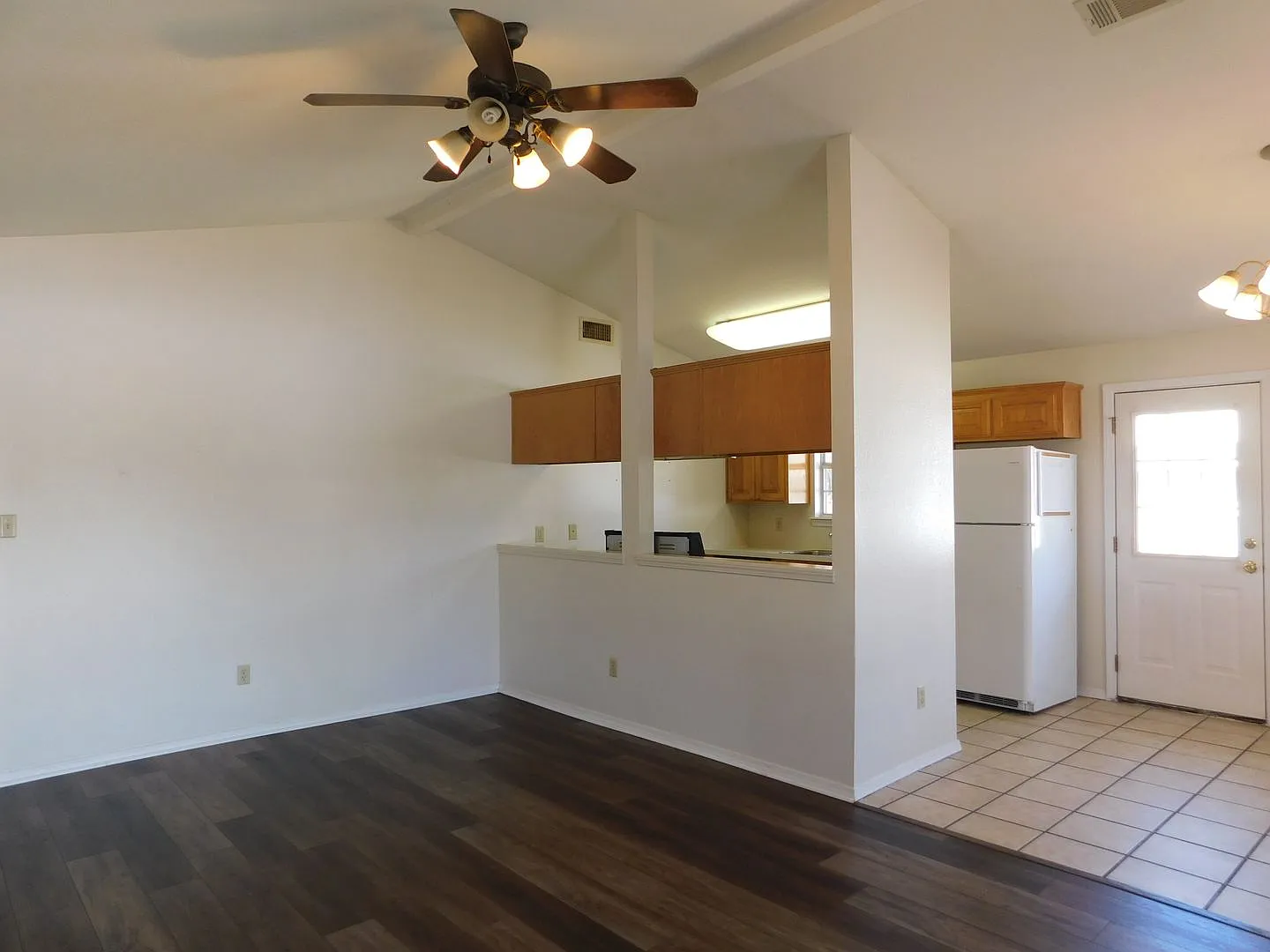 Spacious 2 bedroom, 2 bath duplex — Photo 4