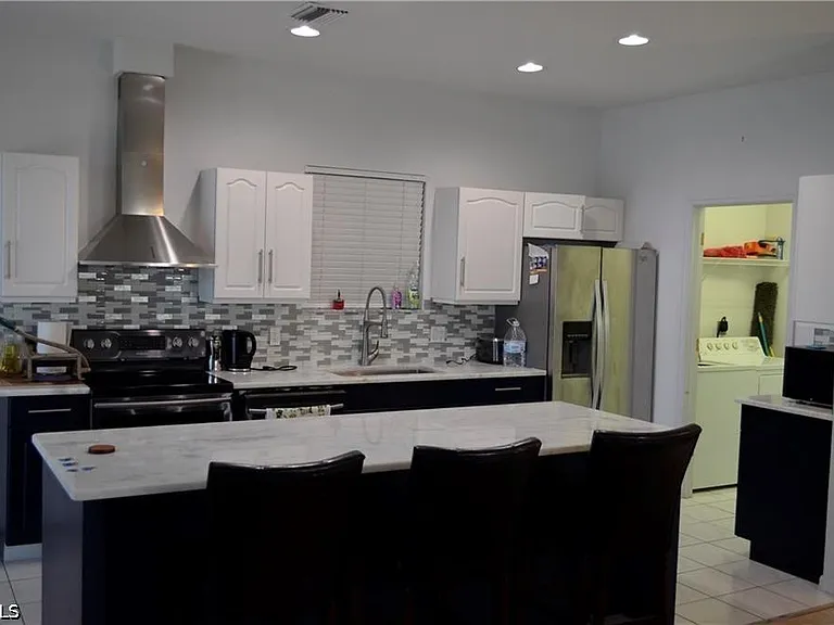 1702 Emerald Cove Dr — Photo 2