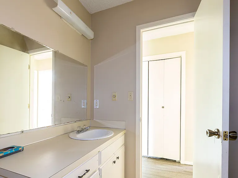 W Lillian St Fourplex — Photo 38