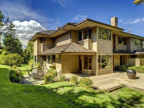 9601 NE 31st St, Clyde Hill, WA 98004