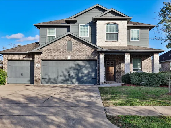 107 Forest Bend Ct, Clute, TX 77531
