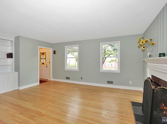 5th image of 7 Colonial Dr
